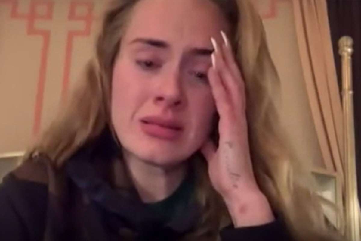 İngiliz şarkıcı Adele konserlerini iptal etti, gözyaşları içinde özür diledi