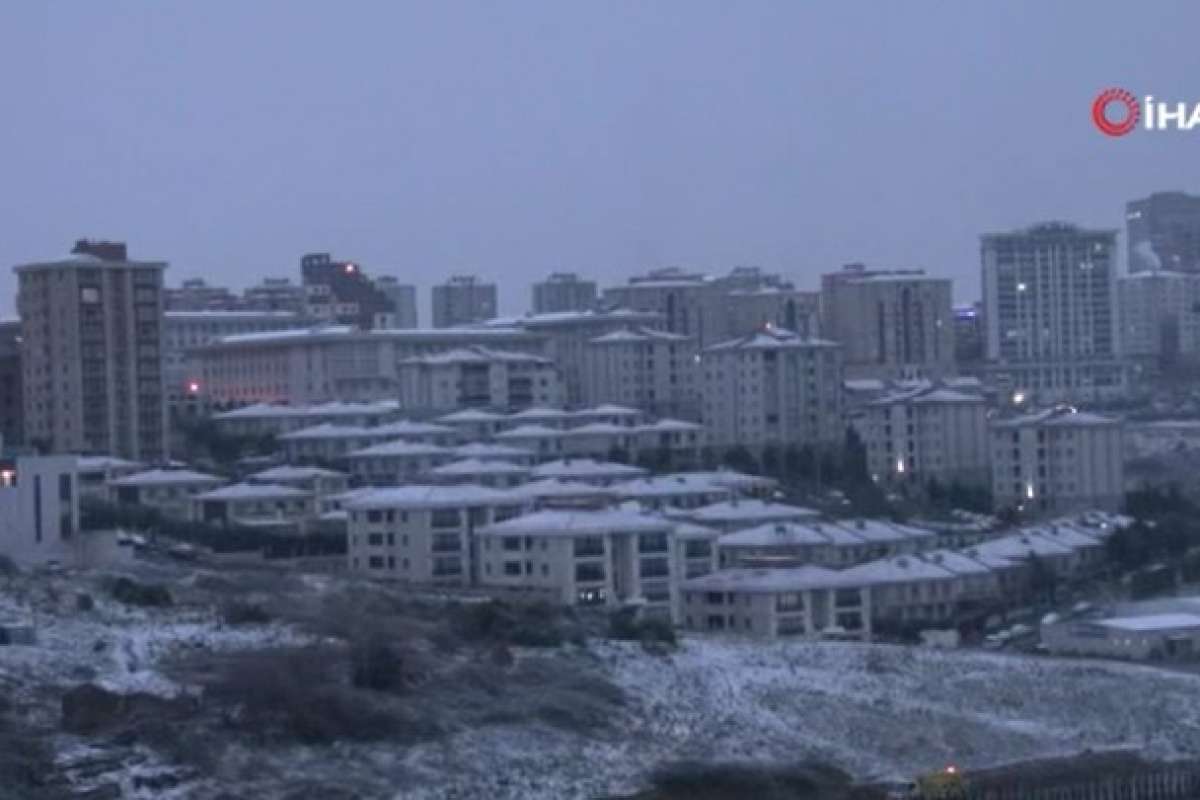 Başakşehir’de kar yerleri ve çatıları beyaza bürüdü