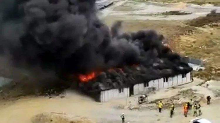 Başakşehir’de şantiye konteynerleri yandı
