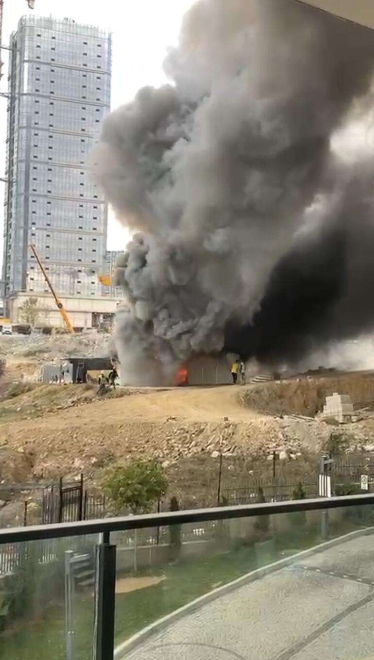 Başakşehir'de şantiye konteynerleri yandı