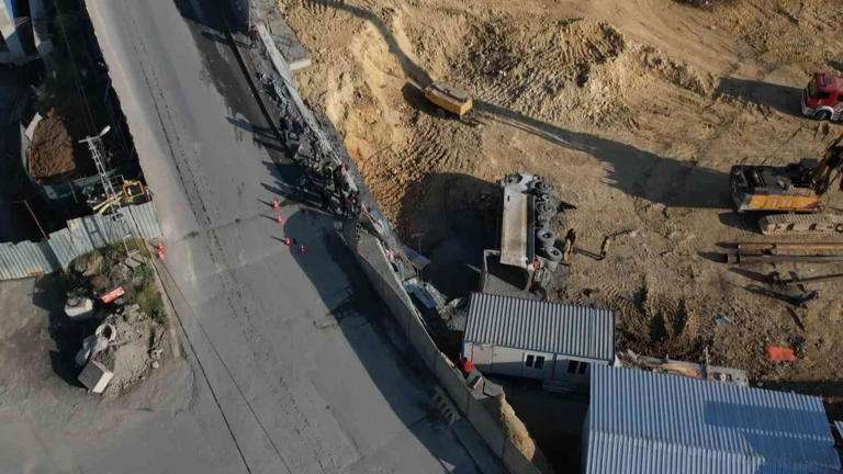 Başakşehir’de hafriyat kamyonu şantiye alanına uçtu