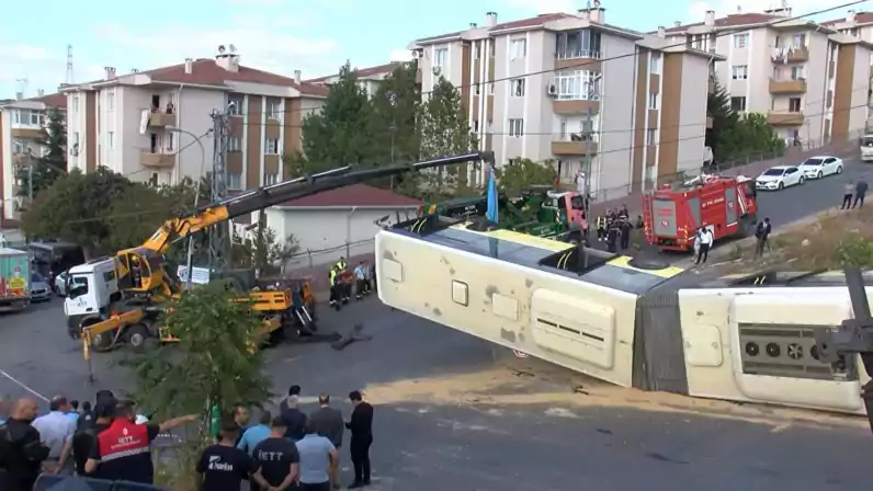 Başakşehir’de İETT otobüsü kazalarına bir yenisi eklendi: 5 yaralı