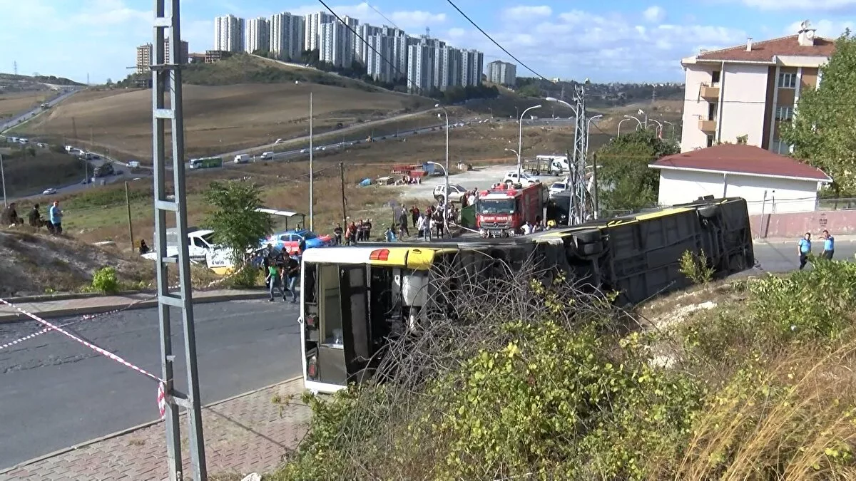 Başakşehir'de İETT otobüsü kazalarına bir yenisi eklendi: 5 yaralı